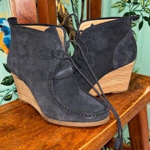 🍀 Lucky Brand - Blue suede wedge booties with pompom laces